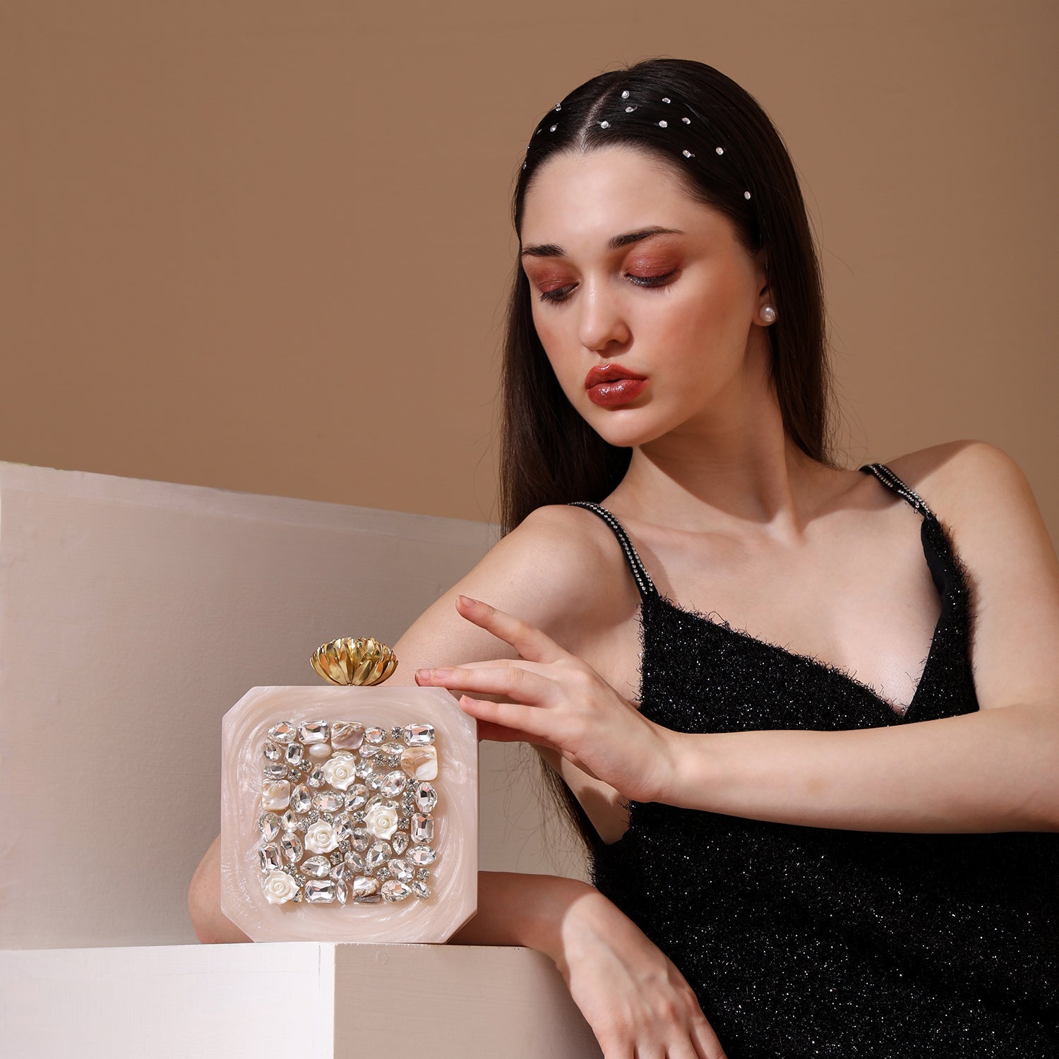 LUNA WHITE RESIN CLUTCH